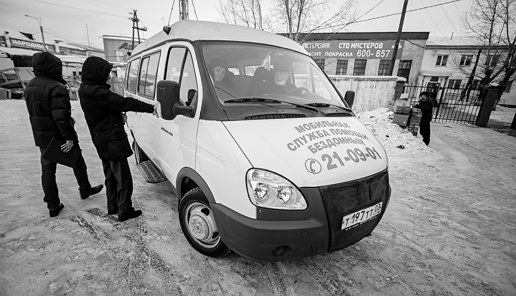 Помощь для бездомных выехала, Фото с места события собственное