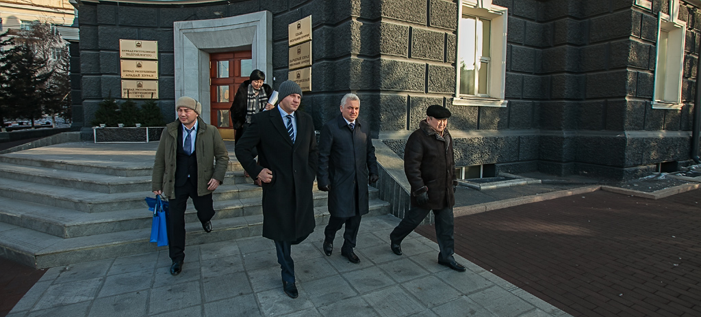 Федор Емельяненко на крыльце Хурала, Фото с места события из других источников