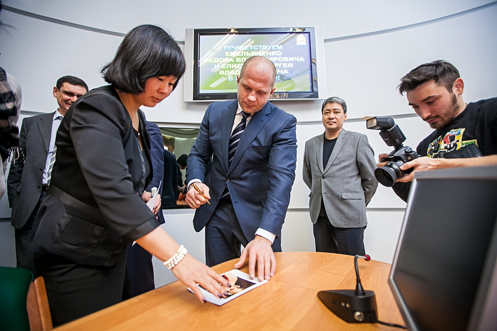 Очередная автограф-сессия - для спортивного чиновника мэрии Елены Сандаковой, Фото с места события собственное