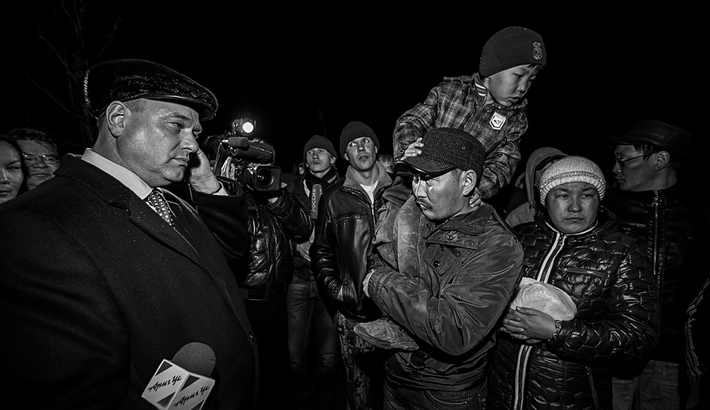 Мэр, отвечая на вопросы, что называется, "путался в показаниях", Фото с места события собственное