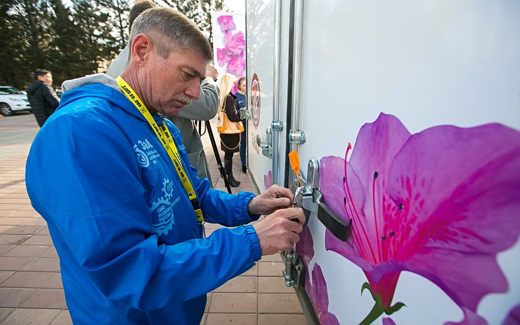 Два подарочных автогрузовика в подарок Крыму от Читинцев, Фото с места события собственное