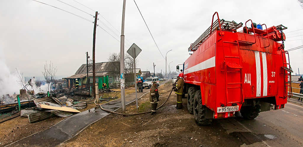 Три дома сгорело в поселке Ильинка Прибайкальского района Бурятии, Фото с места события собственное