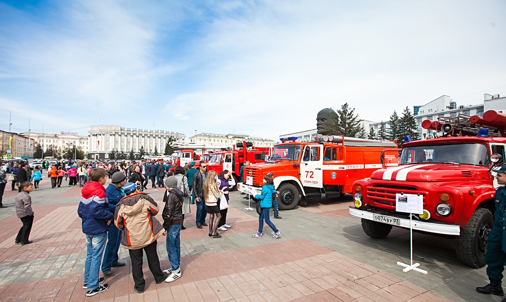 Водяную завесу и пенную атаку показали жителям столицы Бурятии спасатели, Фото с места события собственное