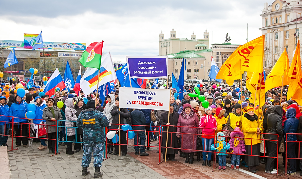Праздничный митинг прошел на площади Советов в Улан-Удэ, Фото с места события собственное