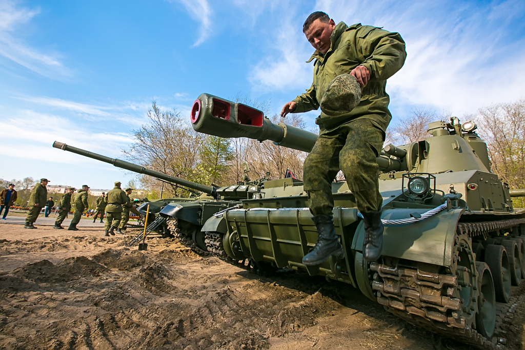 В сквере Кирова военные разместили технику, Фото с места события собственное