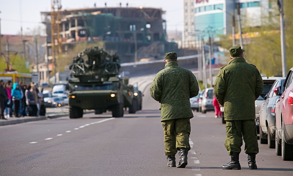 В сквере Кирова военные разместили технику, Фото с места события собственное