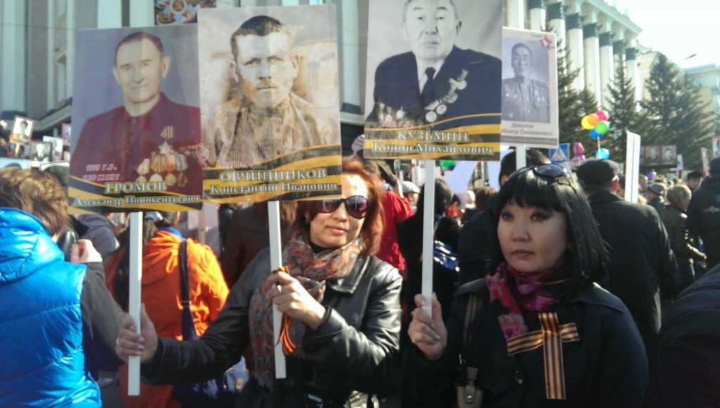 Участники "Бессмертного полка" вышли на пл. Советов почтить память своих дедов в, Фото с места события собственное