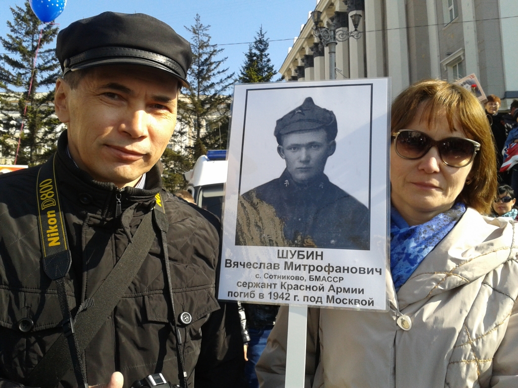 Борис и Светлана Коктышевы с портретом деда, Фото с места события собственное