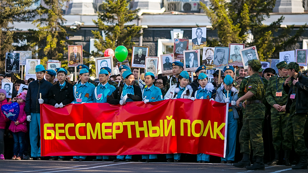 Акция "Бессмертный полк" впервые прошла в Улан-Удэ в честь Дня Победы, Фото с места события собственное