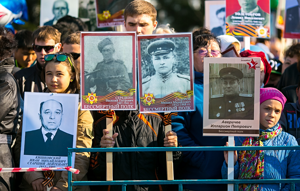 Акция "Бессмертный полк" впервые прошла в Улан-Удэ в честь Дня Победы, Фото с места события собственное
