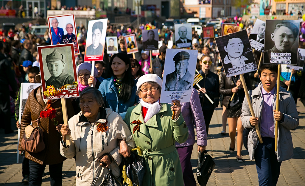 Акция "Бессмертный полк" впервые прошла в Улан-Удэ в честь Дня Победы, Фото с места события собственное