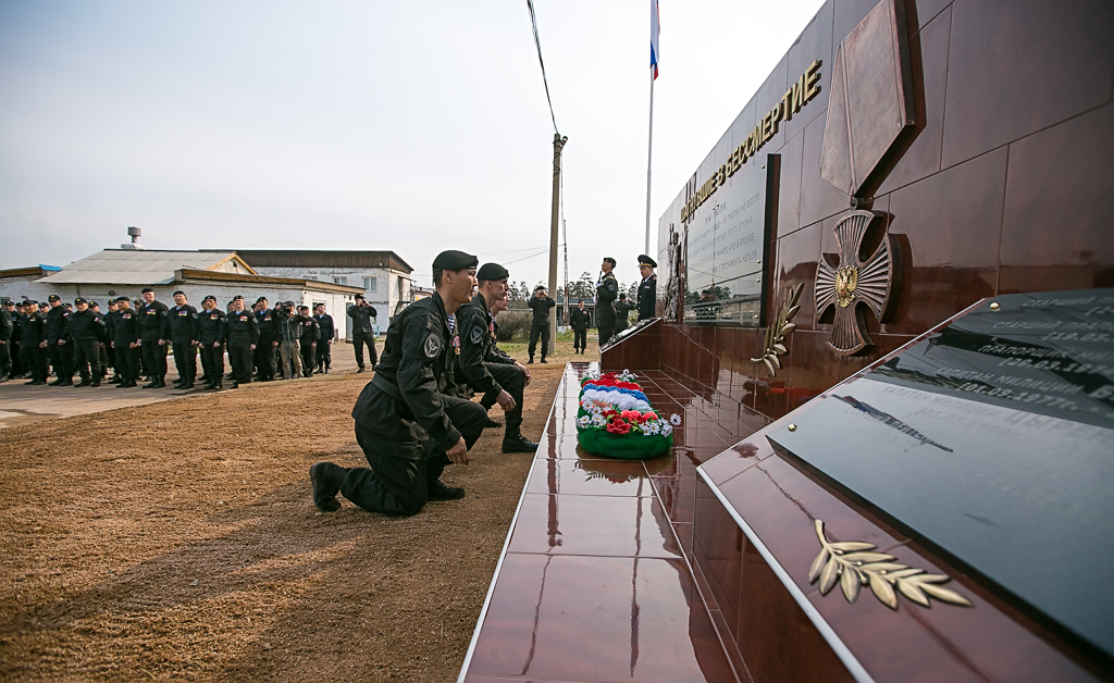 Мемориал "Шагнувшие в бессмертие" в память о погибших бойцах ОМОН установили в Улан-Удэ, Фото с места события собственное