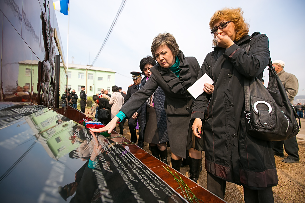 Мемориал "Шагнувшие в бессмертие" в память о погибших бойцах ОМОН установили в Улан-Удэ, Фото с места события собственное
