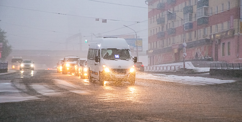 Снегопад запорошил столицу Бурятии. Без фар на дороге никак, Фото с места события собственное