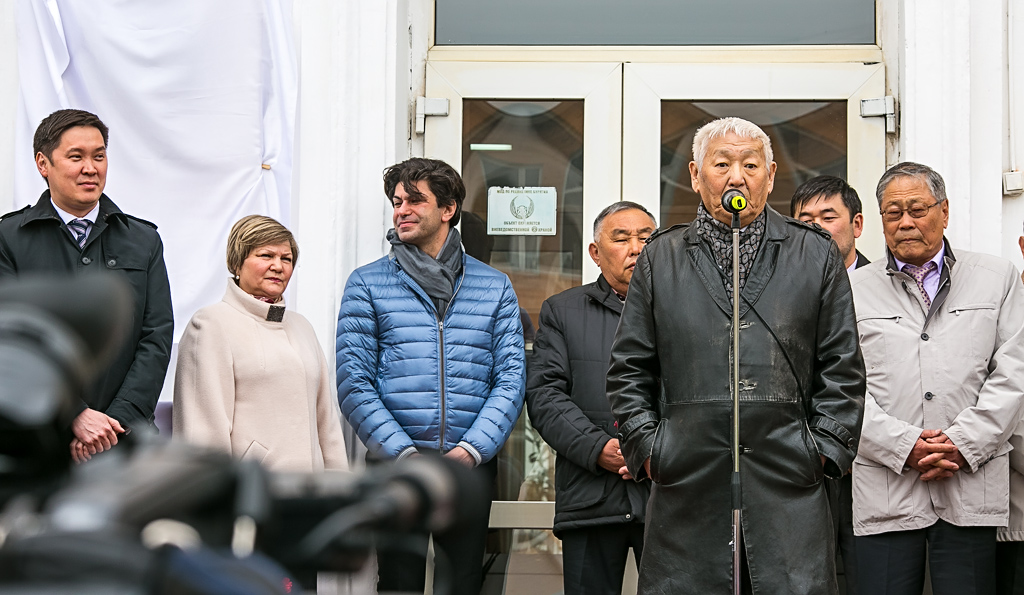 Николай Цискаридзе открыл мемориальную плиту Петру Абашееву и Ларисе Сахьяновой, Фото с места события собственное