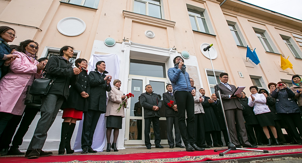 Николай Цискаридзе открыл мемориальную плиту Петру Абашееву и Ларисе Сахьяновой, Фото с места события собственное