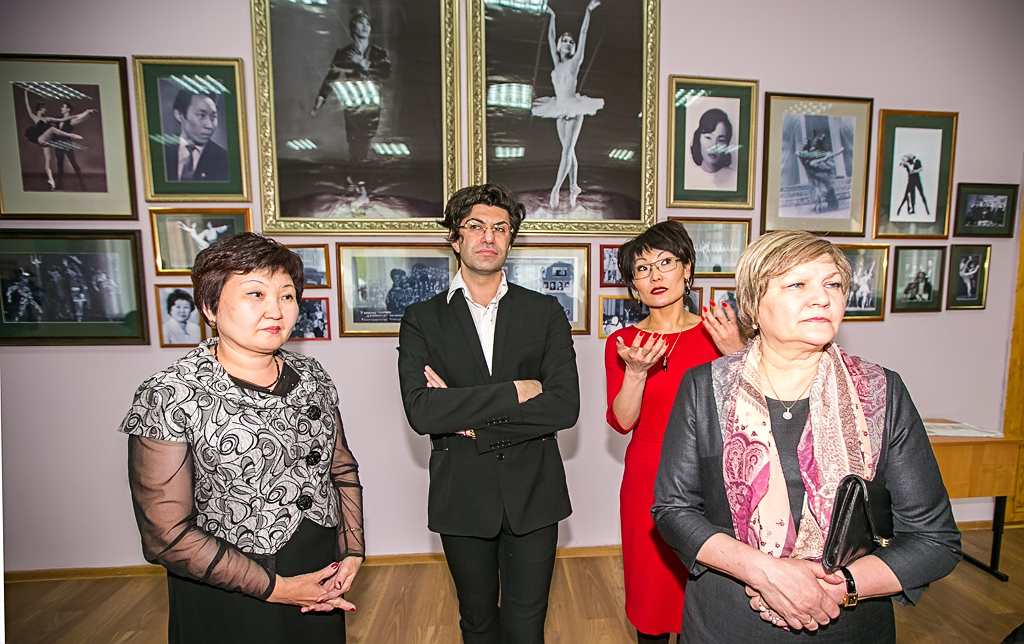 Николай Цискаридзе открыл мемориальную плиту Петру Абашееву и Ларисе Сахьяновой, Фото с места события собственное