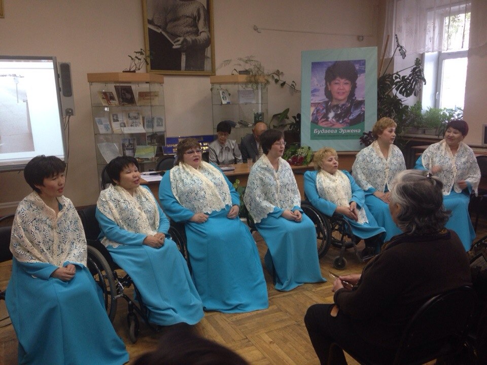 Книгу-биографию об известном деятеле Эржене Будаевой презентовали в Улан-Удэ, Фото с места события собственное