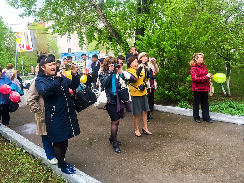 У здания родной школы которая закрыта, выпускники с родителями пришли сфотографироваться, Фото с места события собственное