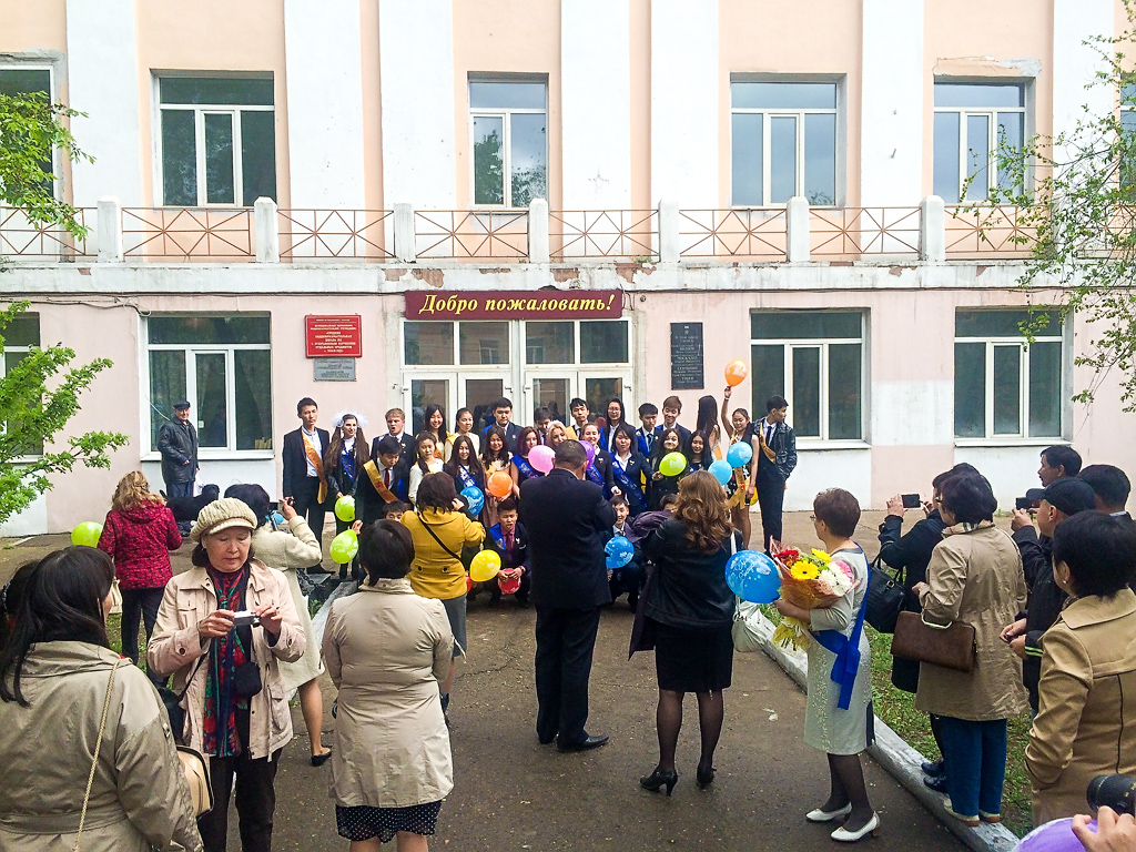 У здания родной школы которая закрыта, выпускники с родителями пришли сфотографироваться, Фото с места события собственное
