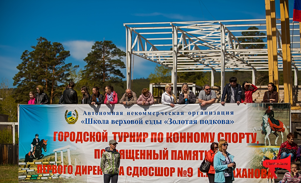 Городской турнир по конному спорту состоялся в Улан-Удэ, Фото с места события собственное