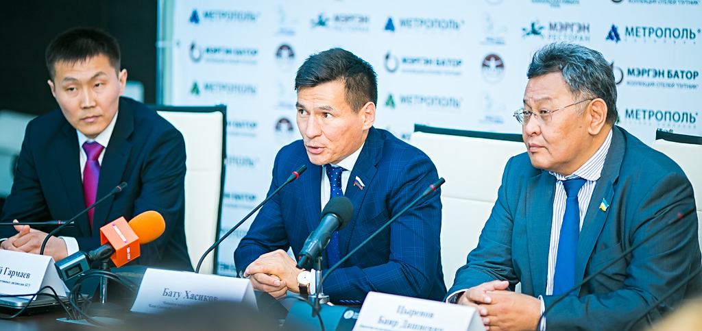 Чемпион Мира по кик-боксингу Бату Хасиков прибыл в Бурятию, Фото с места события собственное