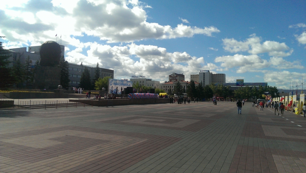 Подготовка к празднованию Дня России проходит в эти минуты в центре Улан-Удэ, Фото с места события собственное