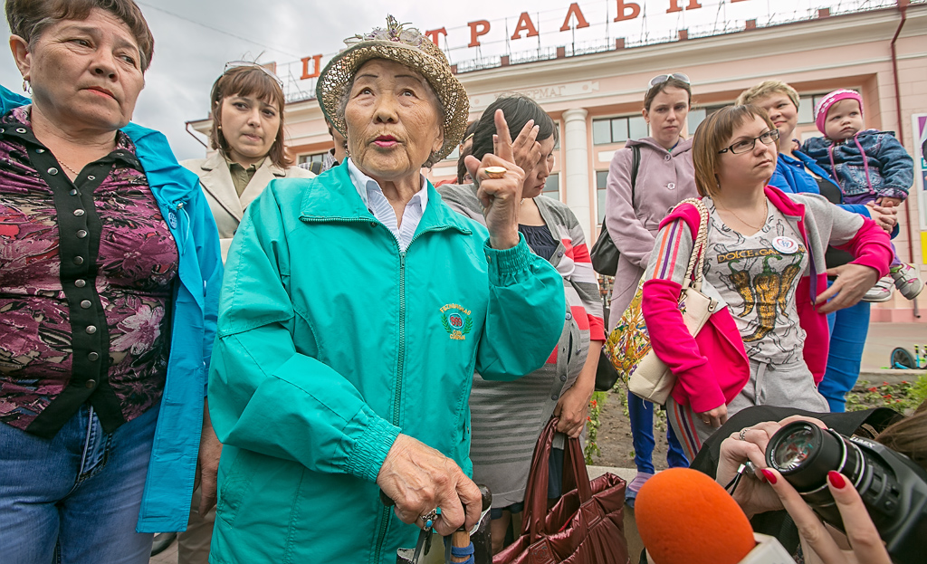 Жительницы столицы Бурятии провели акцию в защиту прав детей на доступное дошкольное образ, Фото с места события собственное