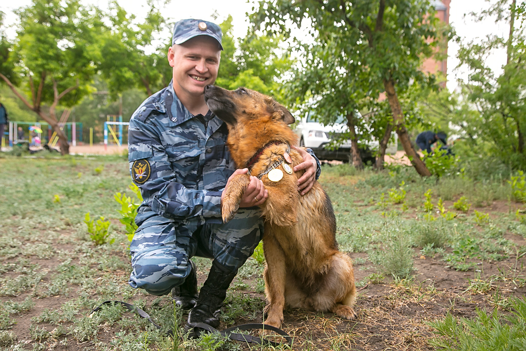 Ливень сорвал показательные выступления сотрудников УФСИН со служебными собаками в Бурятии, Фото с места события собственное