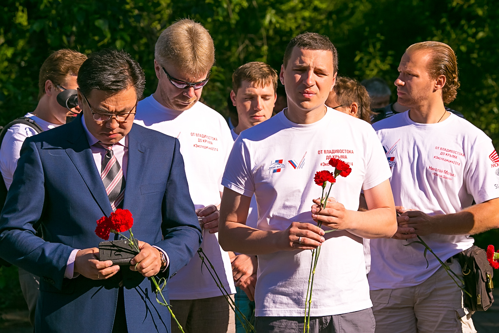 Свечи памяти зажгли у Вечного огня жители Улан-Удэ сегодня, 22 июня, Фото с места события собственное