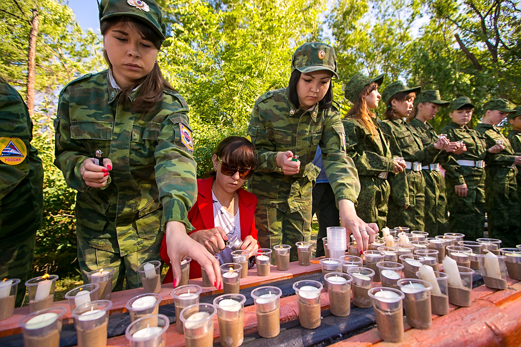Свечи памяти зажгли у Вечного огня жители Улан-Удэ сегодня, 22 июня, Фото с места события собственное