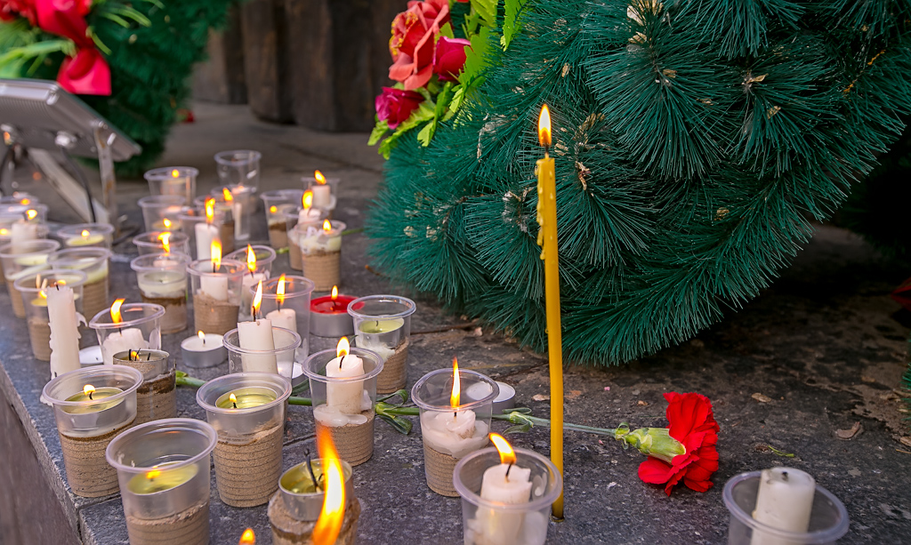 Свечи памяти зажгли у Вечного огня жители Улан-Удэ сегодня, 22 июня, Фото с места события собственное