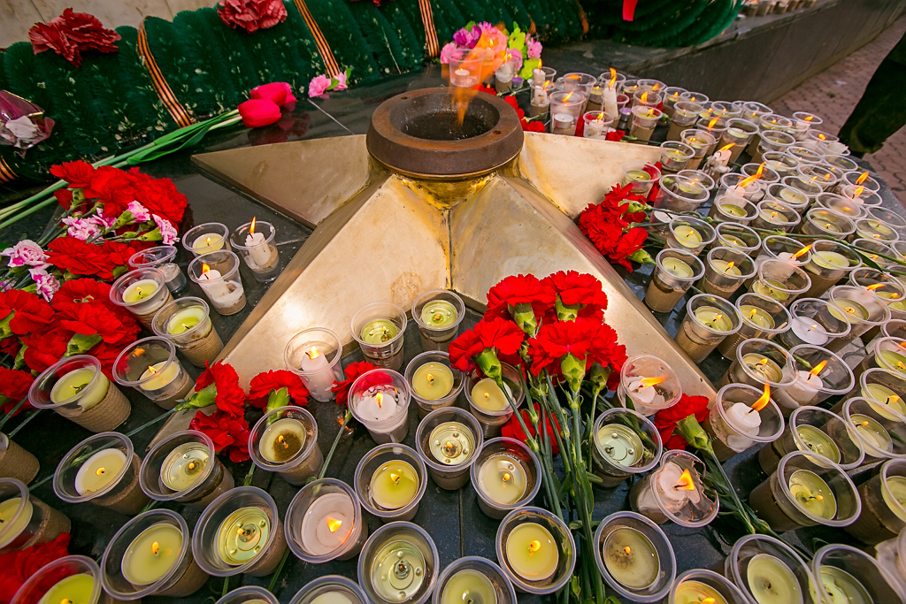 Свечи памяти зажгли у Вечного огня жители Улан-Удэ сегодня, 22 июня, Фото с места события собственное