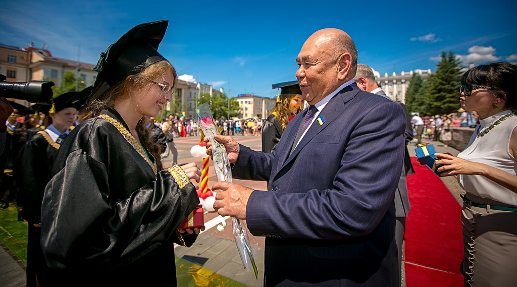 Золотые медали вручили 124 выпускникам школ Улан-Удэ сегодня, Фото с места события собственное