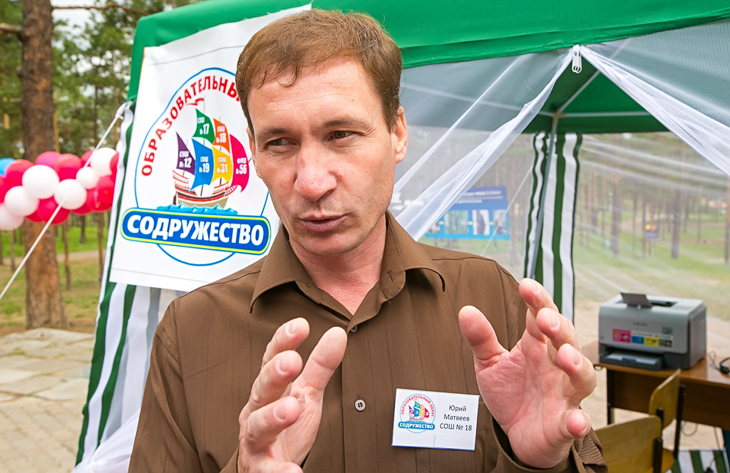 Юрий Матвеев, учитель информатики школы №18 рассказывает о важности представляемого проекта, Фото с места события собственное