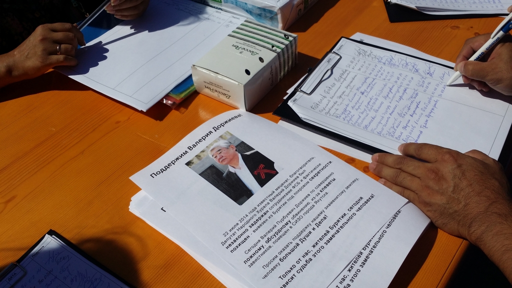 Свыше тысячи подписей в защиту депутата НХ Бурятии Доржиева собрали на митинге в Улан-Удэ, Фото с места события собственное