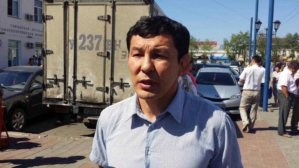 Свыше тысячи подписей в защиту депутата НХ Бурятии Доржиева собрали на митинге в Улан-Удэ, Фото с места события собственное
