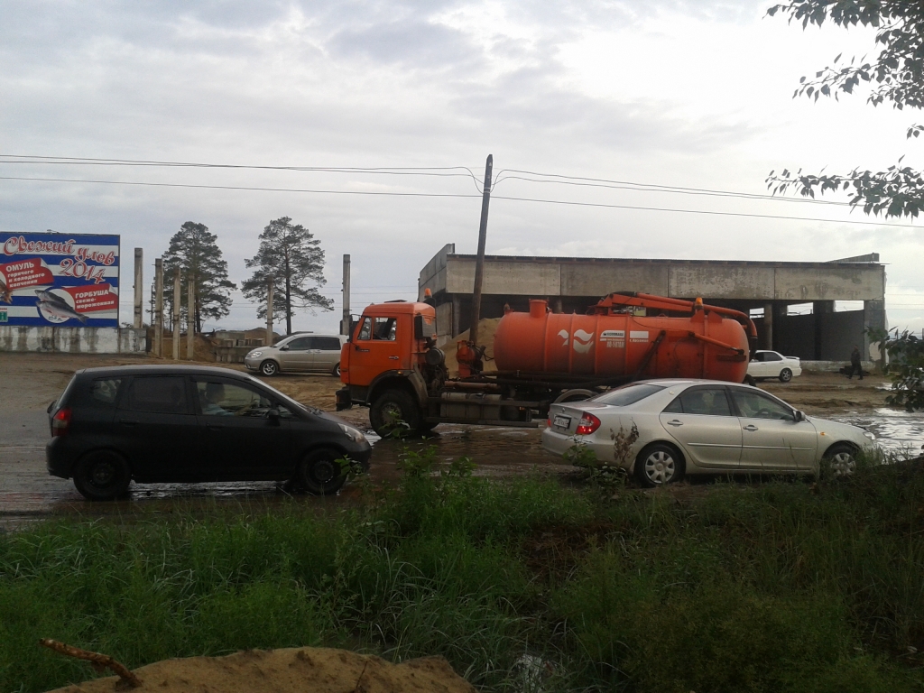На огромные лужи на дорогах после ливня жалуются жители Улан-Удэ, Фото с места события из других источников