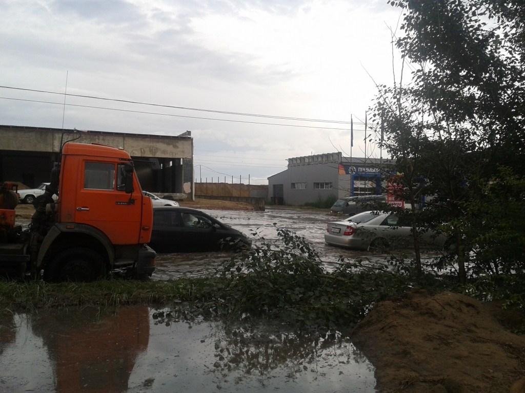 На огромные лужи на дорогах после ливня жалуются жители Улан-Удэ, Фото с места события из других источников