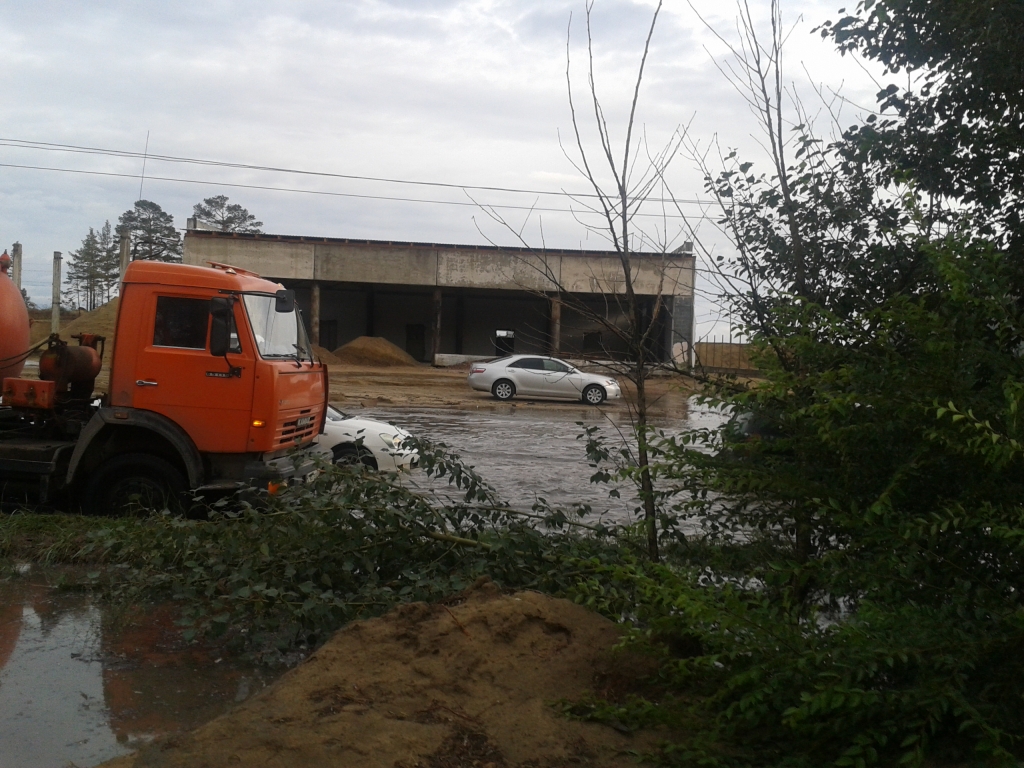 На огромные лужи на дорогах после ливня жалуются жители Улан-Удэ, Фото с места события из других источников