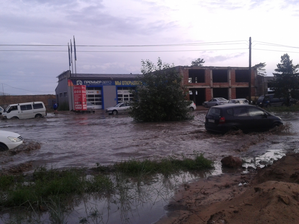 На огромные лужи на дорогах после ливня жалуются жители Улан-Удэ, Фото с места события из других источников
