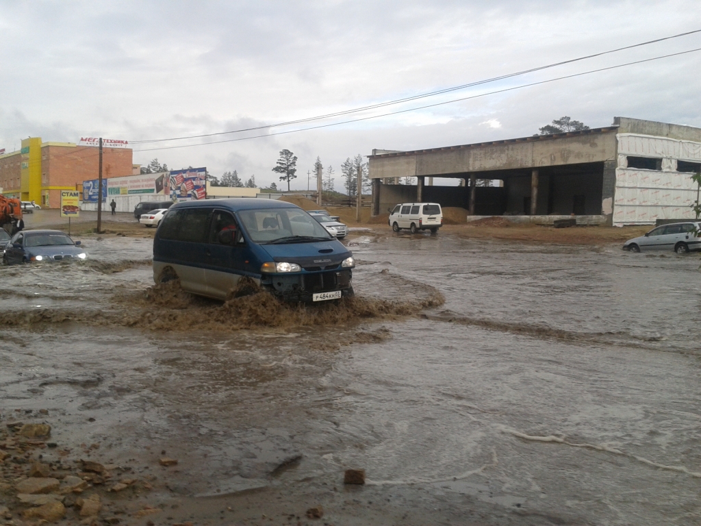 На огромные лужи на дорогах после ливня жалуются жители Улан-Удэ, Фото с места события из других источников