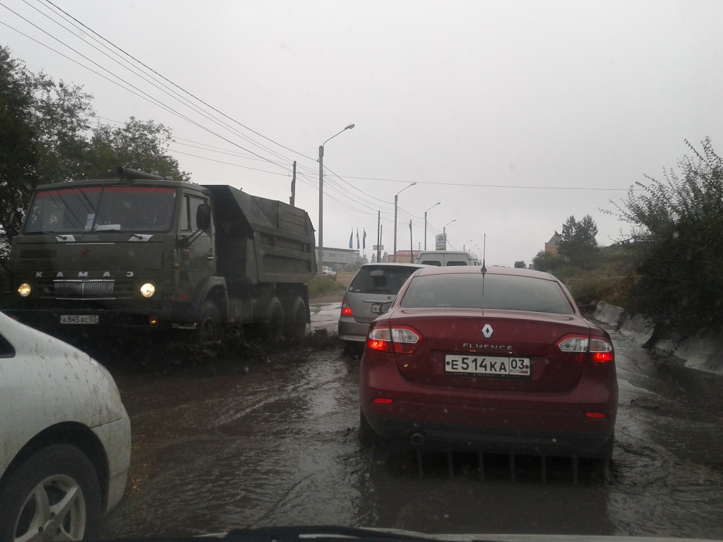 Из-за луж автомобилисты снова стояли в пробке в районе сотых кварталов в Улан-Удэ, Фото с места события собственное