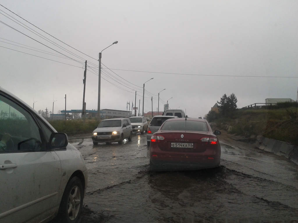 Из-за луж автомобилисты снова стояли в пробке в районе сотых кварталов в Улан-Удэ, Фото с места события собственное