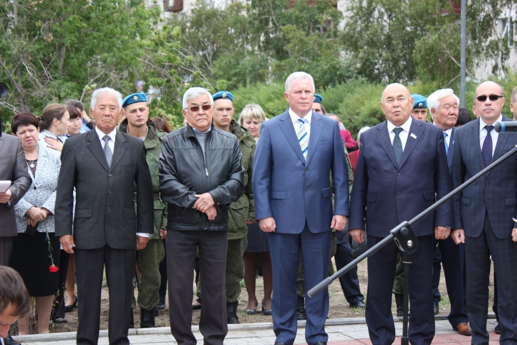Памятник Герою Советского Союза Борсоеву открылся на улице его имени в Улан-Удэ, Фото с места события из других источников