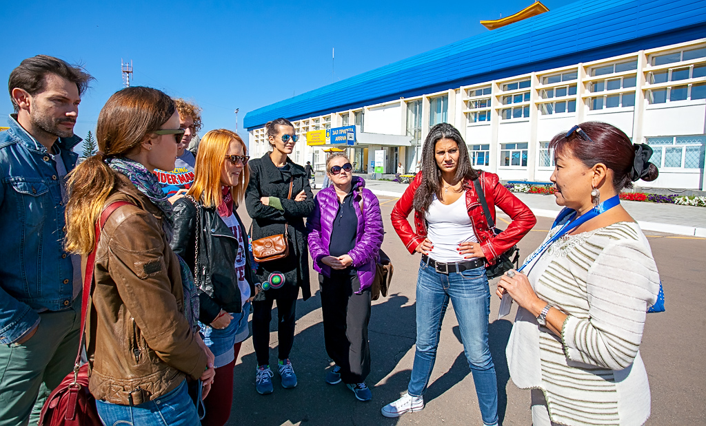 Коллектив московского театра им. Вахтангова прибыл в Бурятию на фестиваль "Алтан Сэргэ", Фото с места события собственное