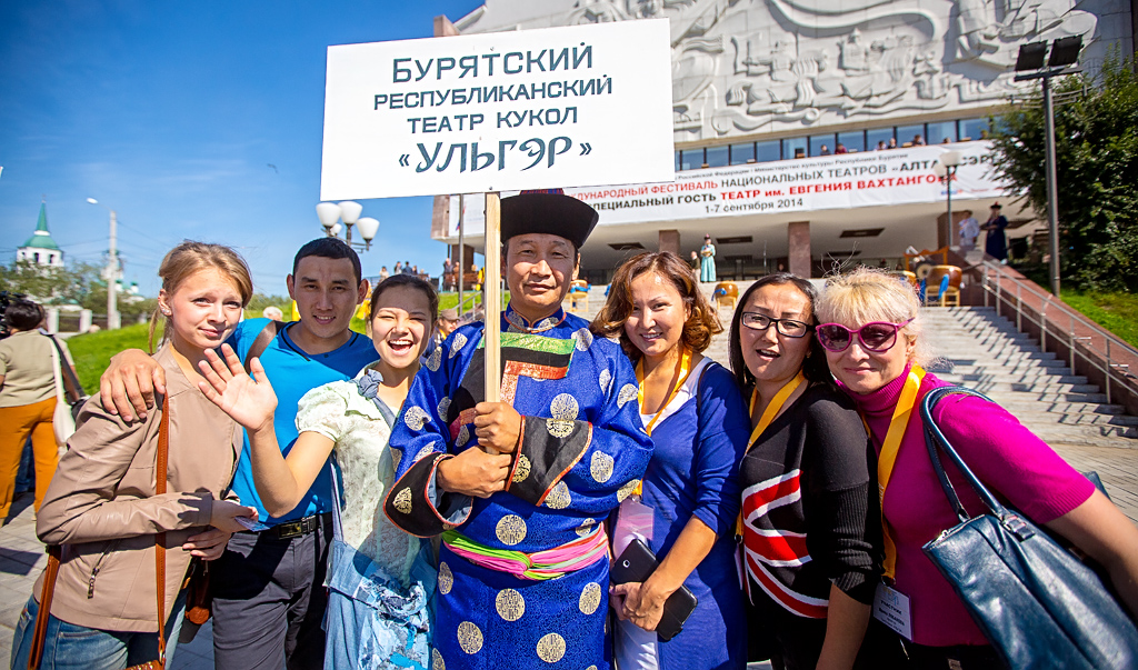 Театральный фестиваль "Алтан Сэргэ" торжественно открылся в столице Бурятии, Фото с места события собственное