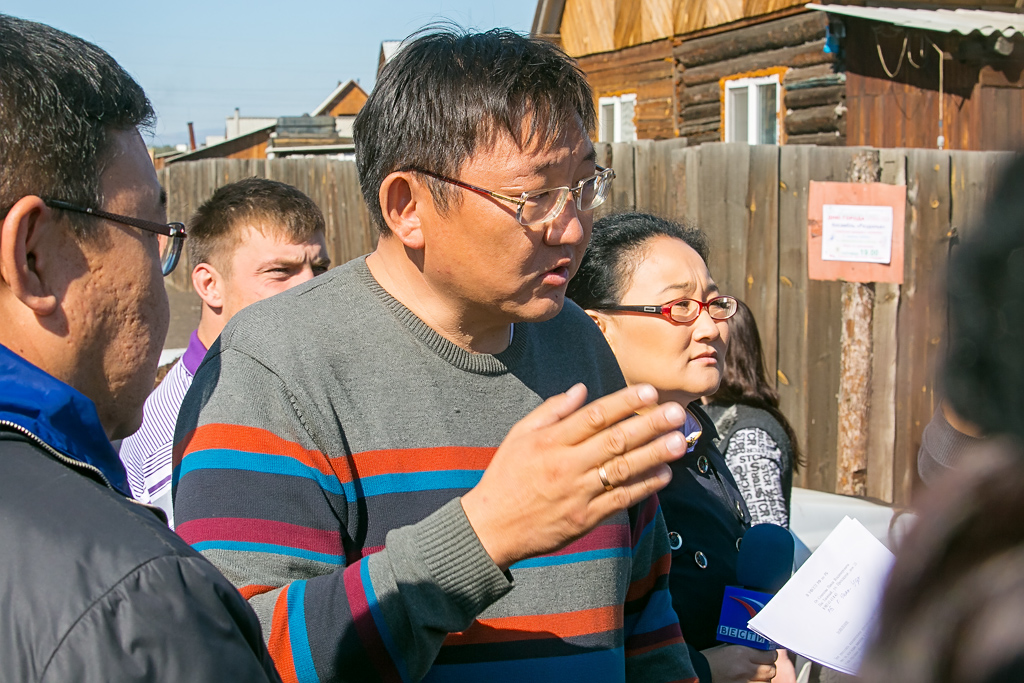Жители п. Таежный в Улан-Удэ перегородили приставам дорогу КАМАЗом и не дали снести дом, Фото с места события собственное