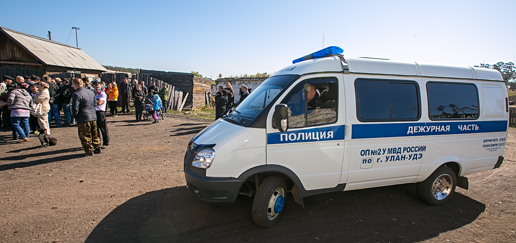 Жители п. Таежный в Улан-Удэ перегородили приставам дорогу КАМАЗом и не дали снести дом, Фото с места события собственное