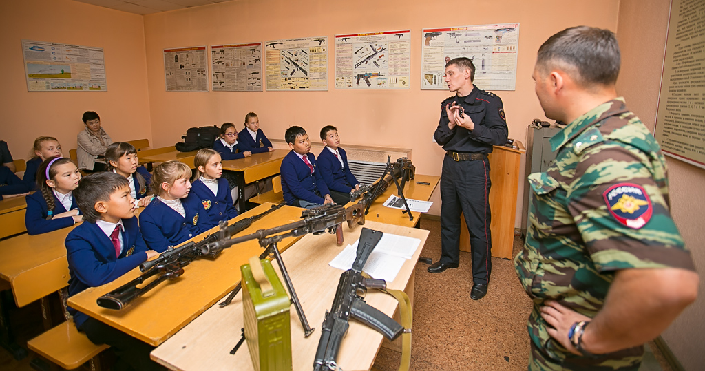 Школьники согли посмотреть устройство автомата и подержать его в руках, Фото с места события собственное